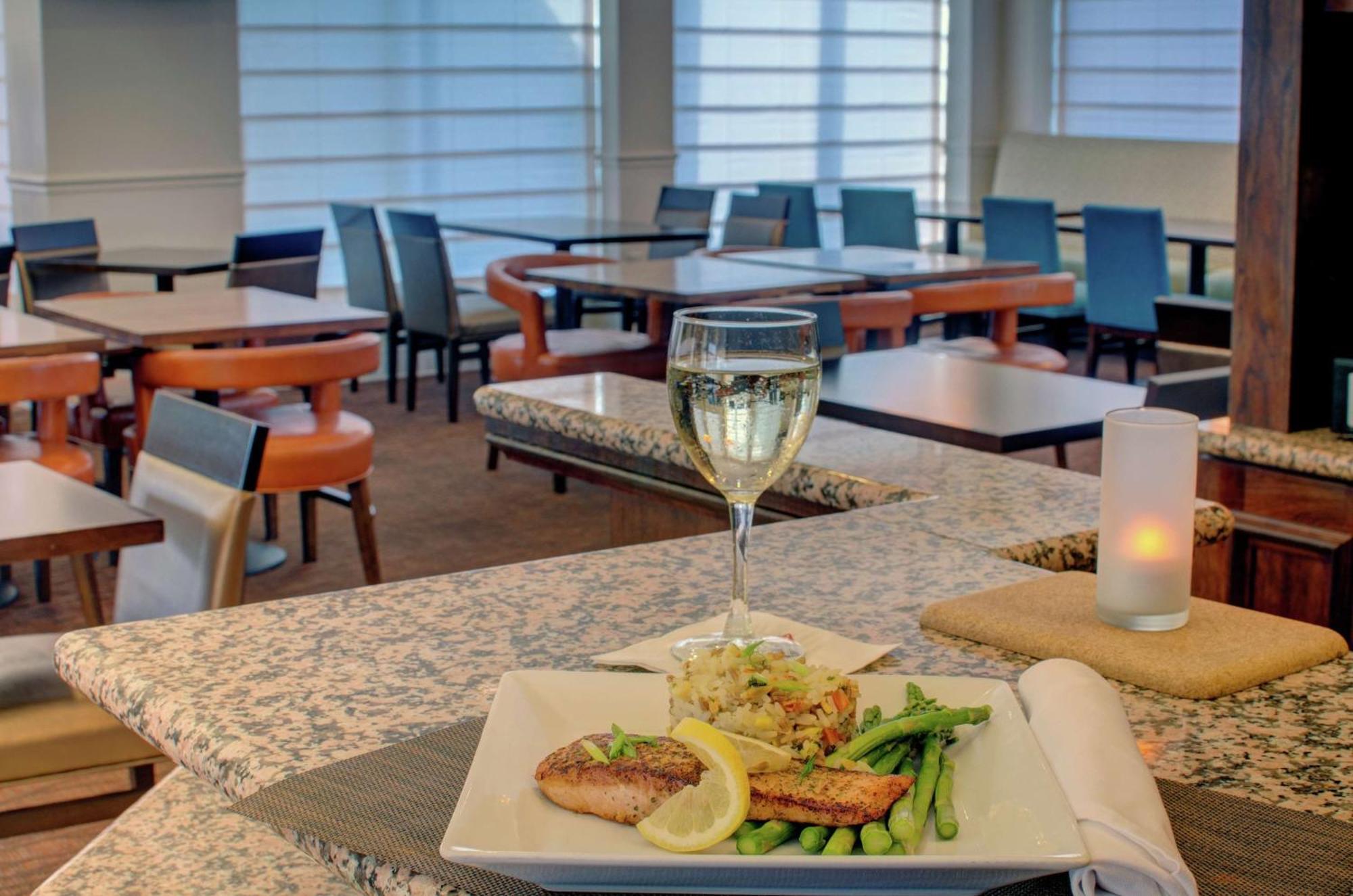 Hilton Garden Inn Norwalk Eksteriør billede